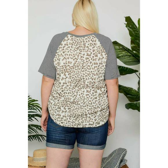 NEW ADORA short sleeve plus top in leopard - Picture 2 of 2